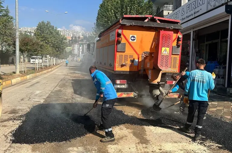 Adıyaman’da 6 mahallede yol onarımı yapılıyor
