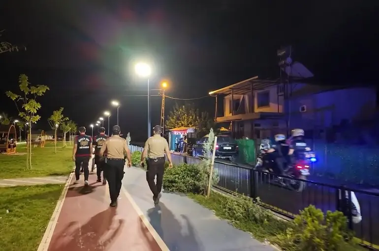 Adıyaman’da asayiş uygulamasında 2 aranan şahıs yakalandı
