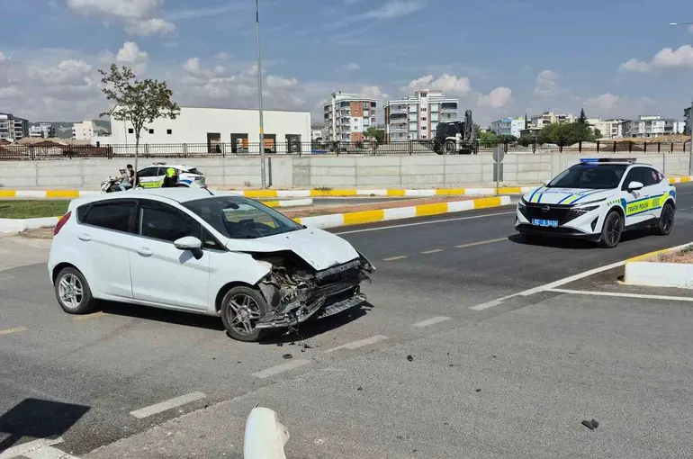Adıyaman’da iki otomobil çarpıştı: 3 yaralı
