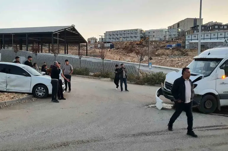 Adıyaman’da otomobil minibüsle çarpıştı: 4 yaralı
