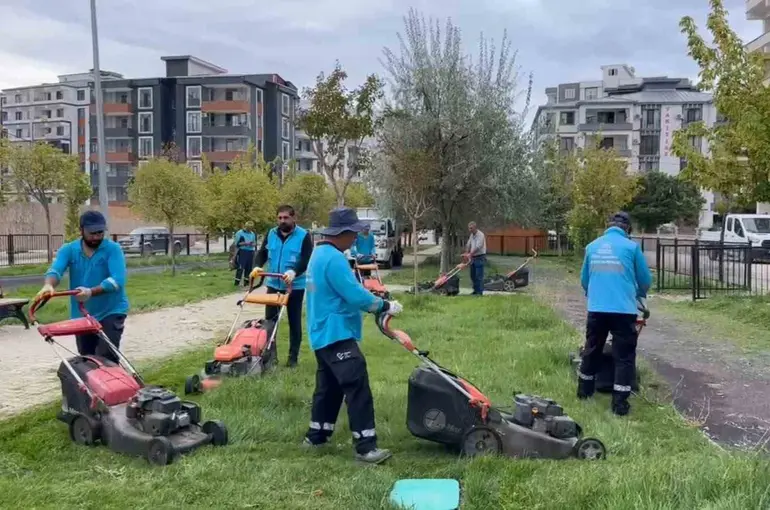 Adıyaman’da parklarda sonbahar bakımı sürüyor
