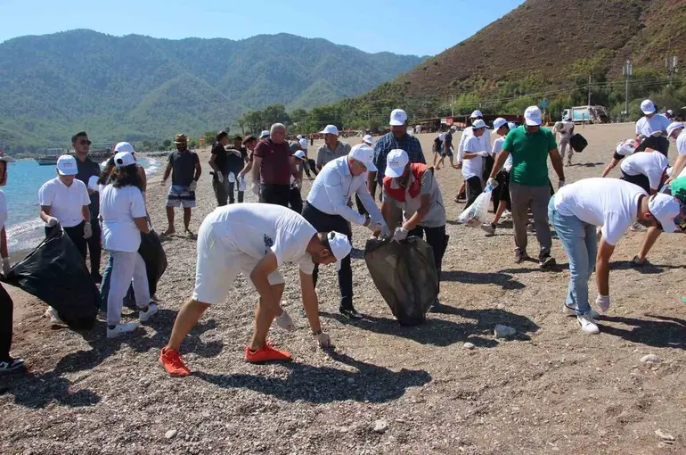 Adrasan’da yaz tatilinin ardından boş kalan plajı temizlediler
