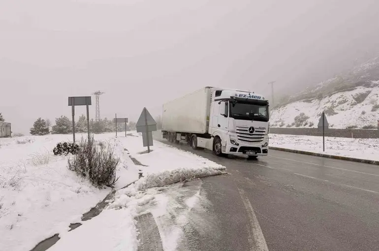 Afyonkarahisar’ın yüksek kesimlerinde kar yağışı etkili oldu
