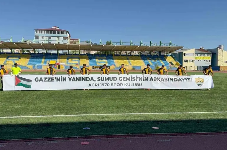 Ağrı 1970 Spor’dan Filistin’e destek pankartı
