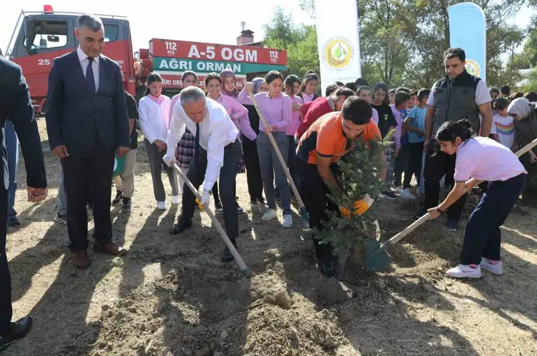 Ağrı Milli Eğitim Müdürü Kökrek, öğrencilerle birlikte ‘Yeşil Vatan’ için fidan dikti

