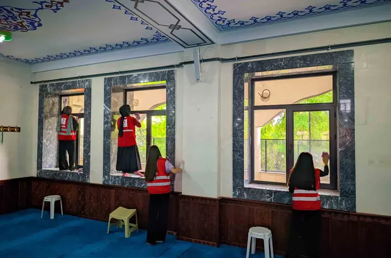 Ağrı’da Kızılay gönüllüleri Merkez Camii’ni temizledi
