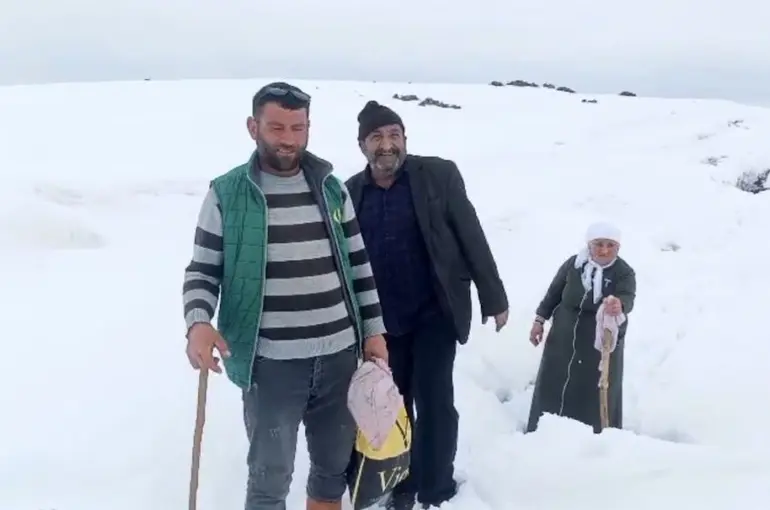 Ağrı’da Nisan karı köy yollarını kapattı
