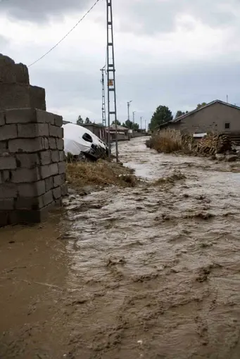 Ağrı’da sağanak sonrası sel meydana geldi
