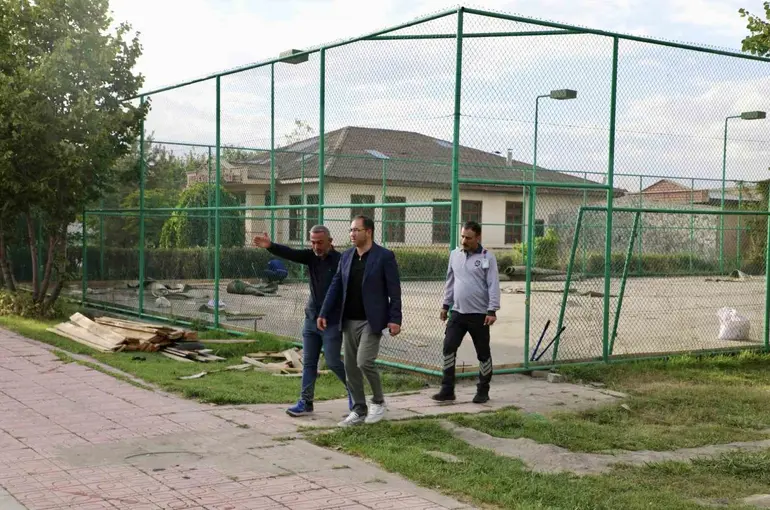 Ağrı’da tenis kortlarının zemini yenileniyor
