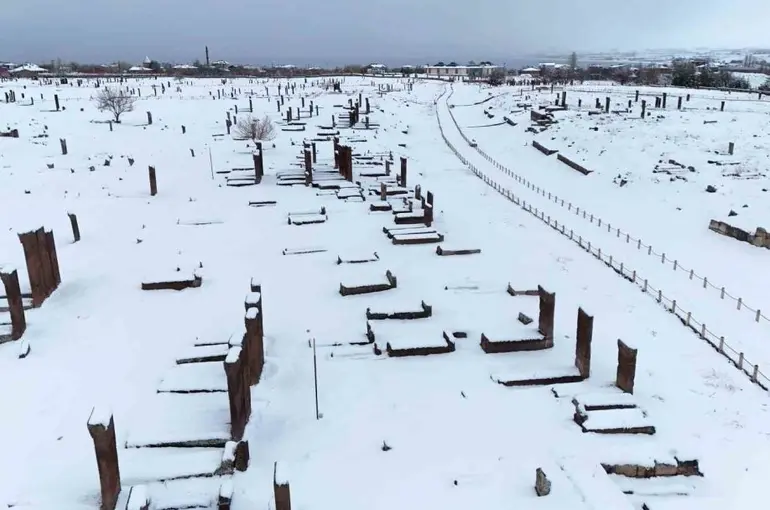 Ahlat’ın tarihi mekanlarında kar güzelliği
