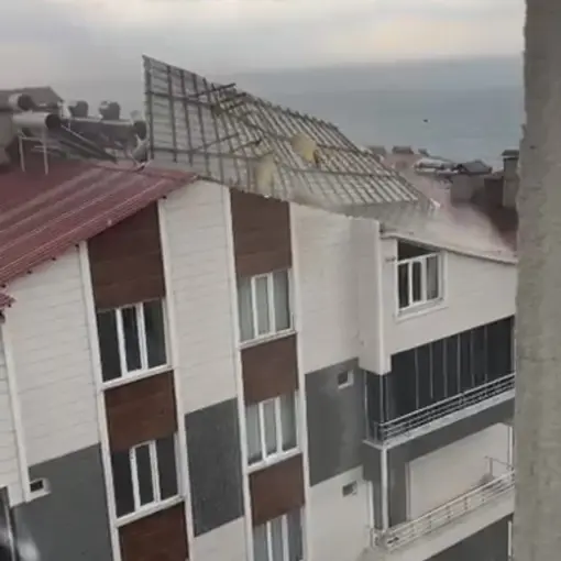 Ahlat’ta fırtına çatıları uçurdu
