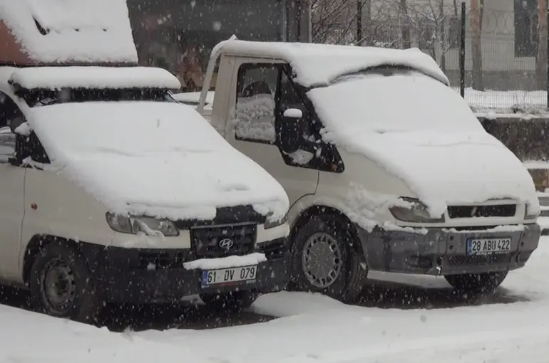 Ahlat’ta mart karı sürprizi: 11 köy yolu ulaşıma kapandı
