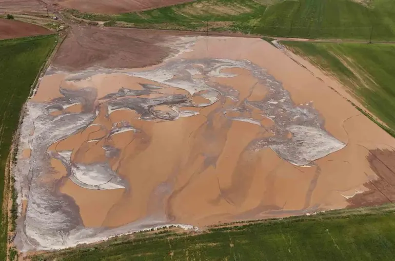 Ahlat’ta sel tarım arazilerine zarar verdi
