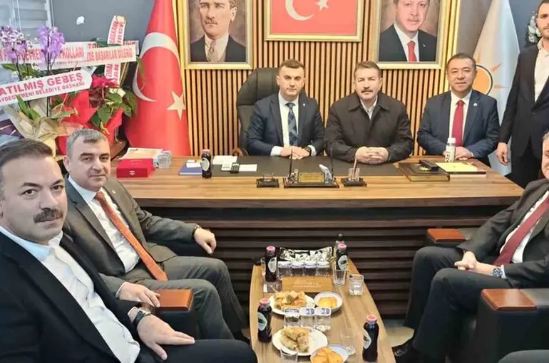 AK Parti heyetinden ilçe başkanlığına ziyaret
