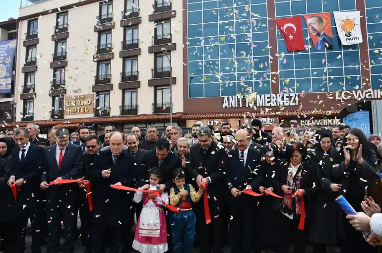 AK Parti İlçe Başkanlığı yeni binasında