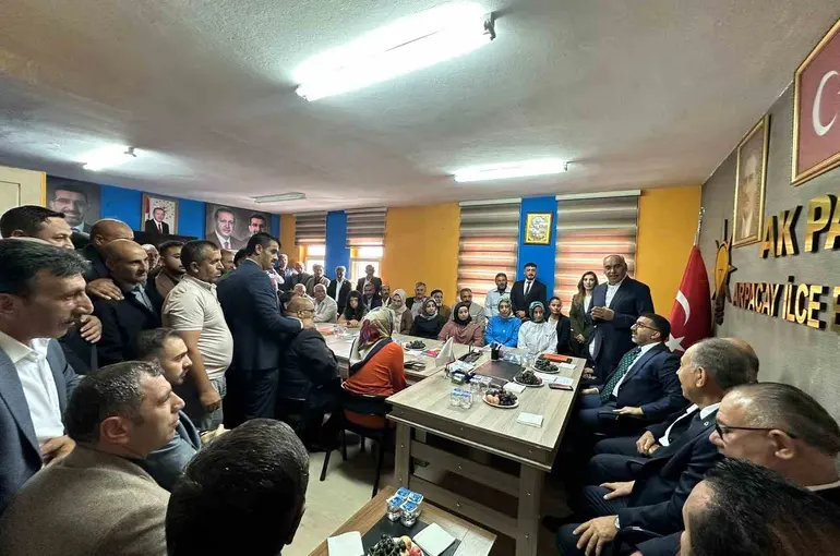 AK Parti Kars’ta ilçe teşkilatlarını buluşturdu: "Birlik ve beraberlik içinde çalışmaya devam edeceğiz"
