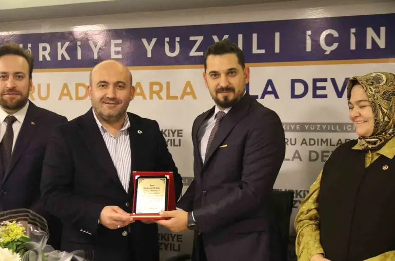 AK Parti Tepebaşı İlçe Başkanlığı görevini Serhat Tunç teslim aldı
