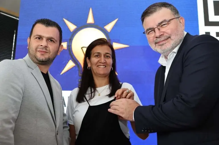 AK Partili Saygılı, Kemalpaşa’da yeni üyelere rozet taktı; CHP’den de katılım var
