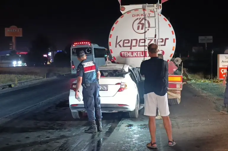 Akaryakıt tankerine arkadan çarpan otomobil 100 metre sürüklendi: 1 ölü
