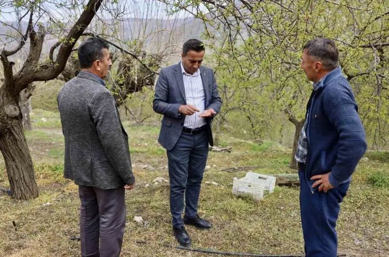 Akçadağ Belediye Başkanı Ulutaş, doludan etkilenen üreticileri ziyaret etti

