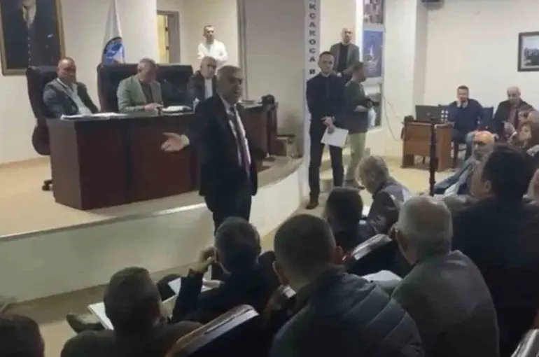 Akçakoca Belediye Meclisi’nde gergin anlar
