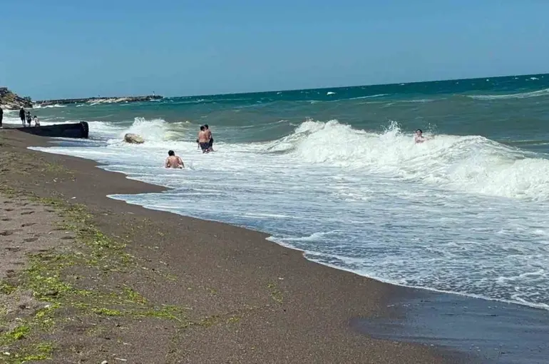Akçakoca’da dalga boyu 2 metreyi aştı
