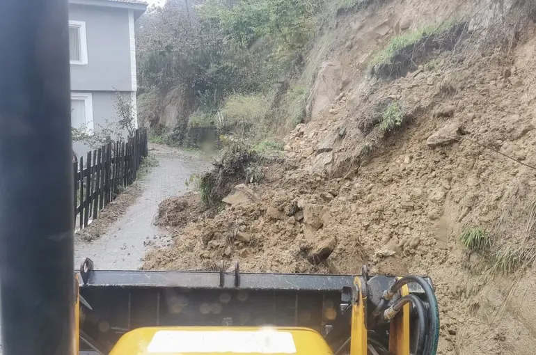 Akçakoca’da toprak kayması sonrası yol güvenliği sağlandı
