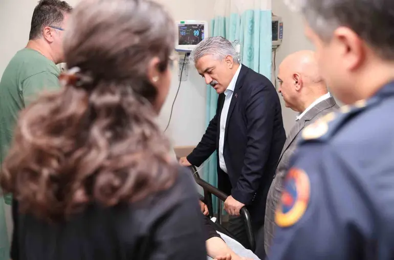 Akçakoca’daki kazada yaralananları Vali Makas ziyaret etti
