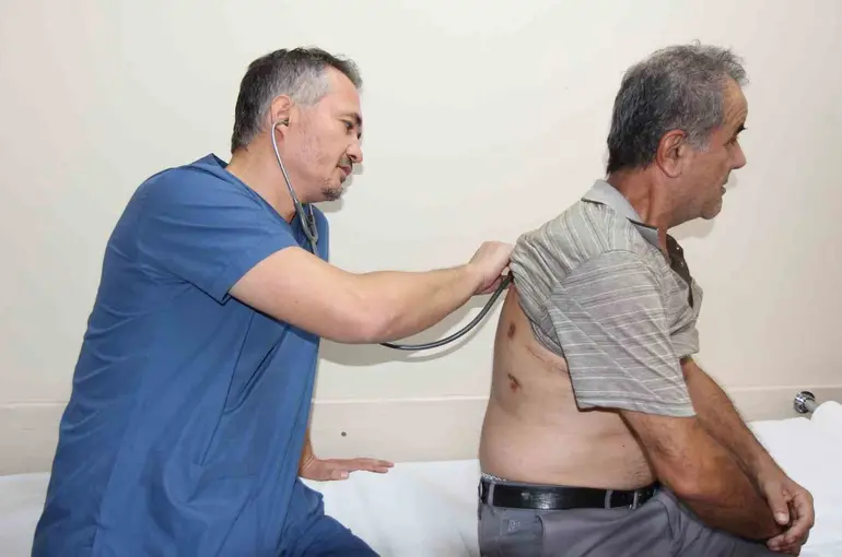 Akciğerindeki 20 santimetrelik dev balon ameliyatla alındı
