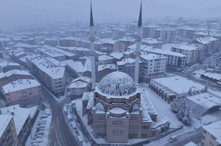 Akdağmadeni Belediyesi ekipleri karla mücadele için sahada
