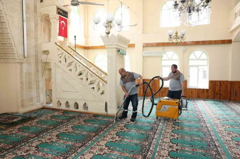 Akdeniz’de camiler bayram öncesi dezenfekte edildi
