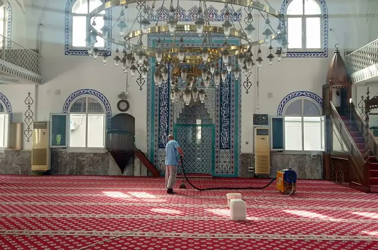 Akdeniz’de ibadethaneler mobil ekiple temizleniyor
