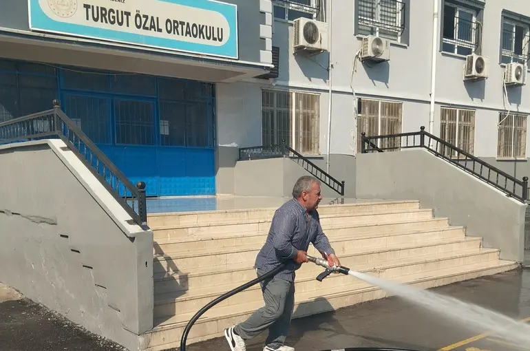 Akdeniz’de okullar yeni eğitim yılına temizlenerek hazırlanıyor
