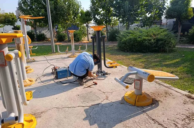 Akdeniz’de parklar yenileniyor, çocuklar için daha güvenli hale getiriliyor
