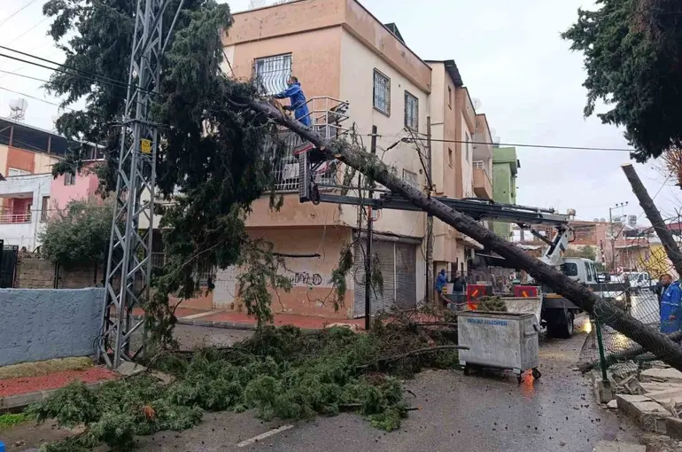 Akdeniz’de sağanak mesaisi gece boyu sürdü
