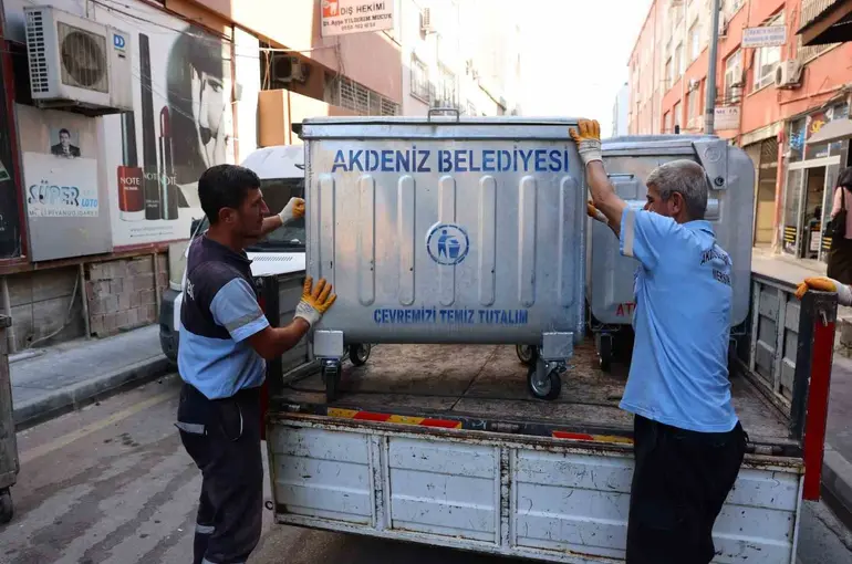 Akdeniz’de yıpranan çöp konteynerleri yenileniyor
