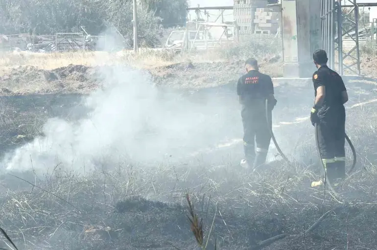 Aksaray’da kurumuş otların tutuşması ile yangın çıktı
