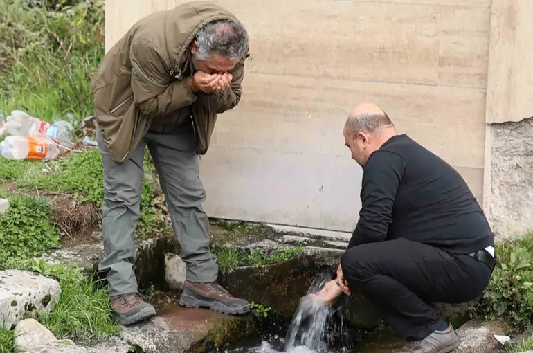 Aksaray’da yeraltından gazlı su çıkıyor
