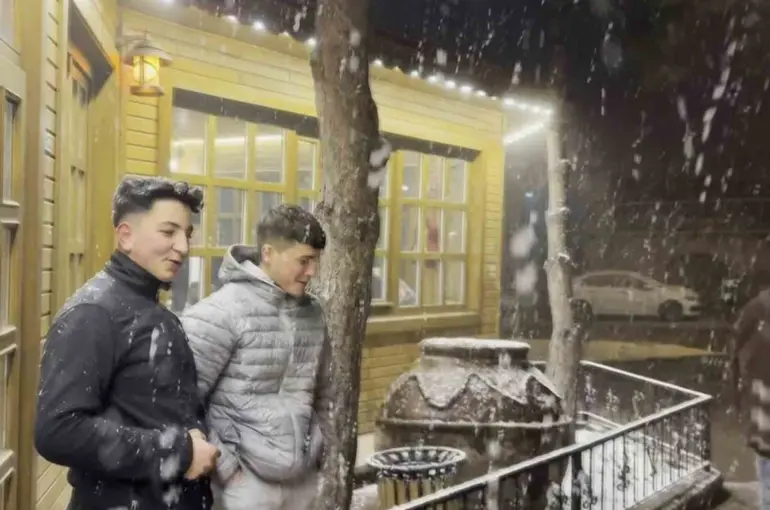 Aksaray’ın Güzelyurt ilçesinde kar yağışı etkili oluyor
