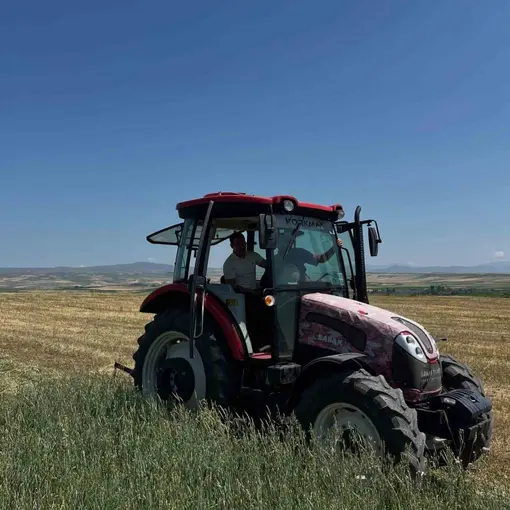 Akyaka Kaymakamı İsmail Demirtaş çiftçilerle hasat yaptı
