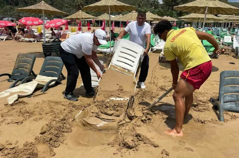 Alanya’da dev dalgalar şezlongları kuma gömdü
