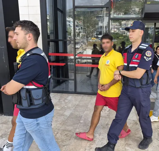 Alanya’da market çalışanını bıçaklayan 2 kardeş tutuklandı
