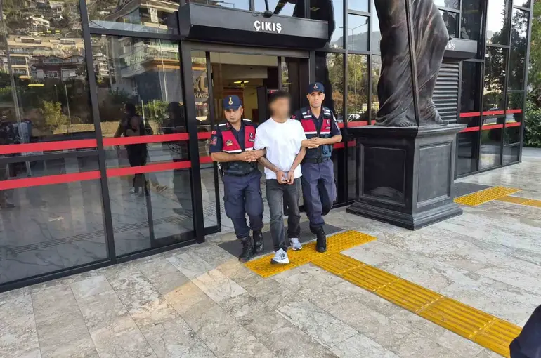 Alanya’da polise silah doğrultan şüpheli tutuklandı
