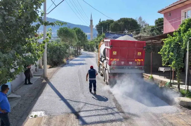 Alaşehir’de 3 mahalleyi rahatlatan asfalt hamlesi
