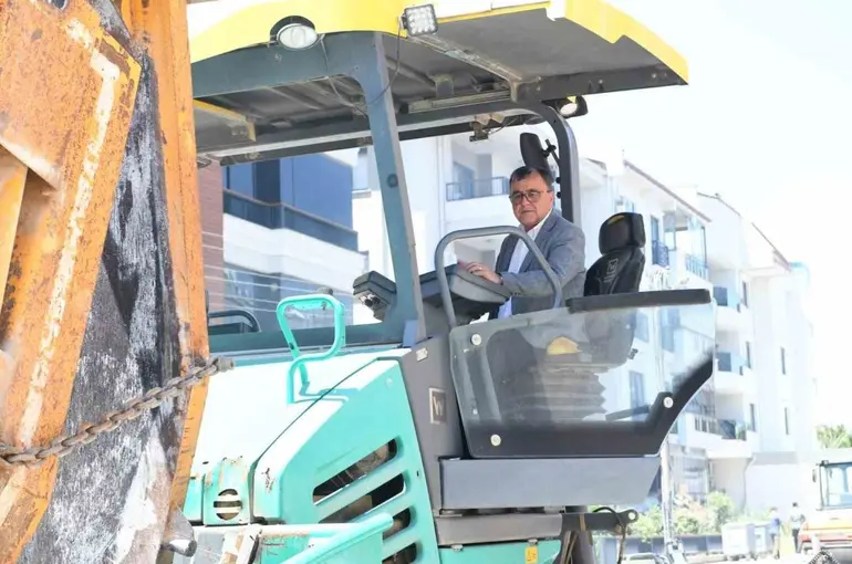Altıeylül’de asfalt mesaisi aralıksız sürüyor
