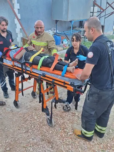 Altınözü’nde devrilen traktörün altında kalan 3 kişi yaralandı
