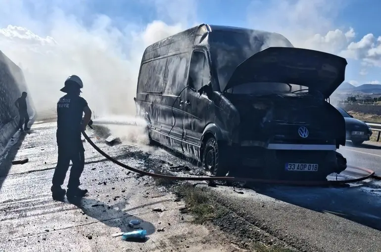Amasya’da hırdavat malzemesi yüklü kamyonette yangın çıktı
