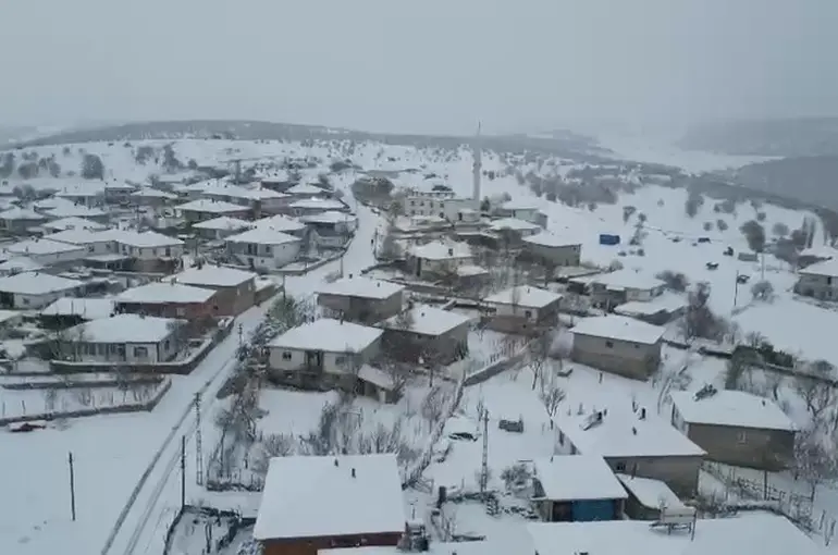 Amasya’ya Mart ayında kış geri döndü, Alan köyünde karlı yol greyderle açıldı
