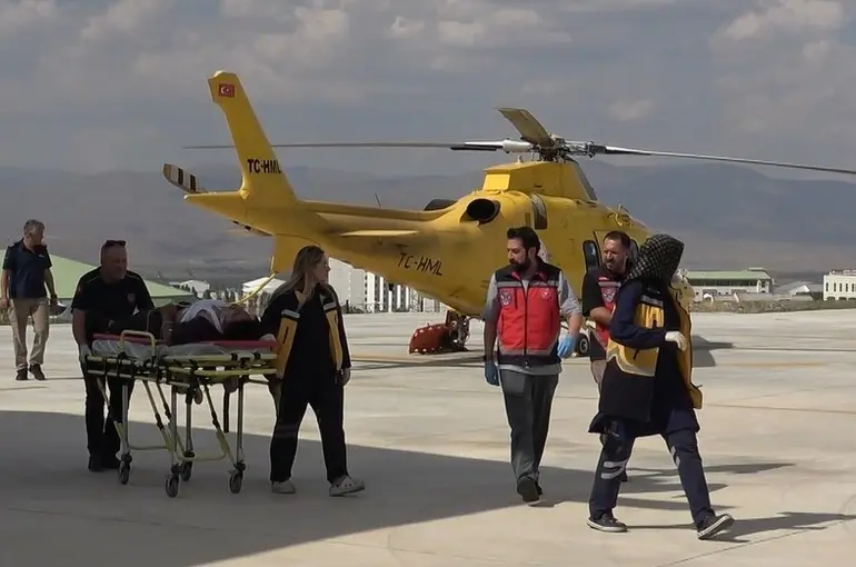 Ambulans helikopter traktör altında kalan genç için havalandı

