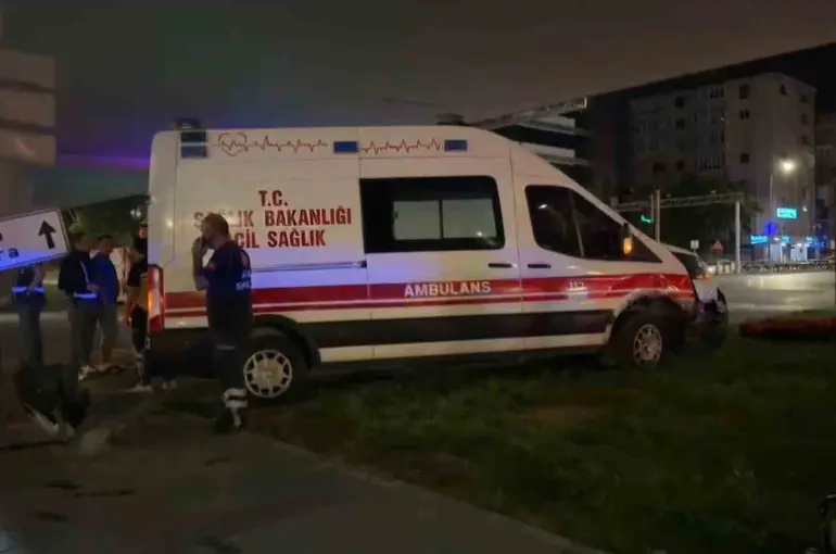 Ambulans ile otomobil çarpıştı: 6 yaralı
